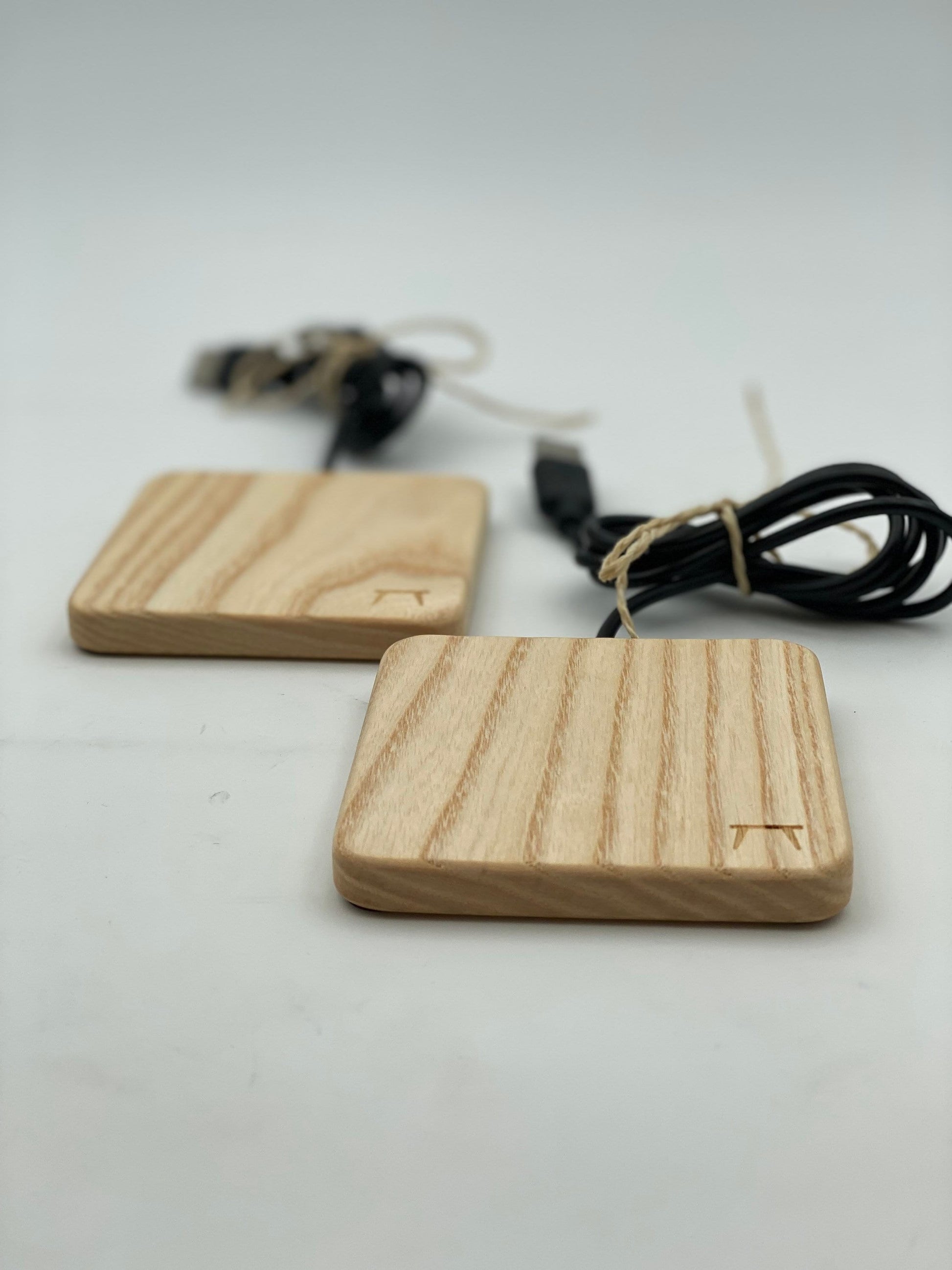 Woody ASH s - 15 Watt Wireless Charger - Handmade - als Geschenk zum Geburtstag für Papa, Bruder, Schwester oder Onkel