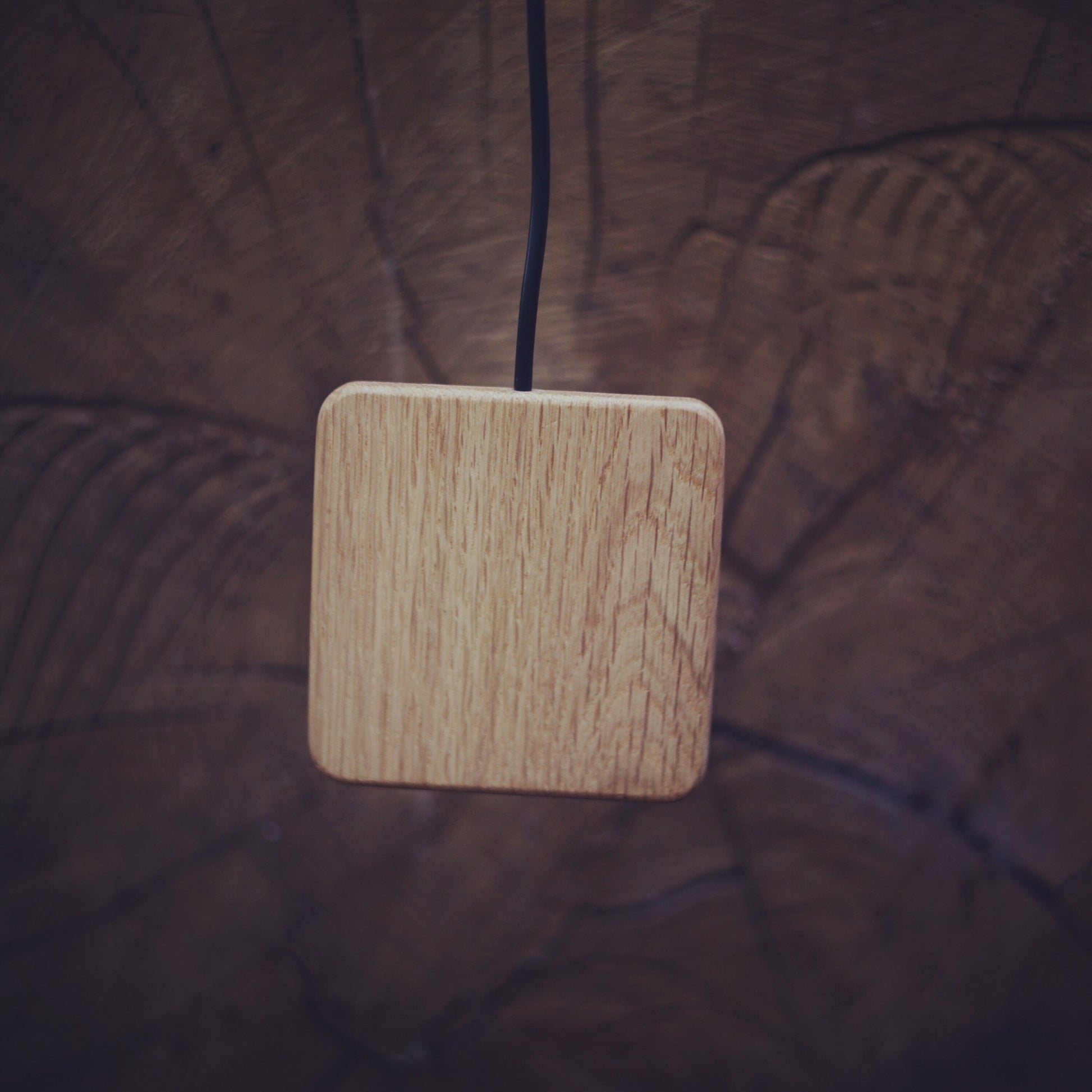 Woody OAK s - 15 Watt Wireless Charger - Handmade - als Geschenk zum Geburtstag für Papa, Bruder, Schwester oder Onkel