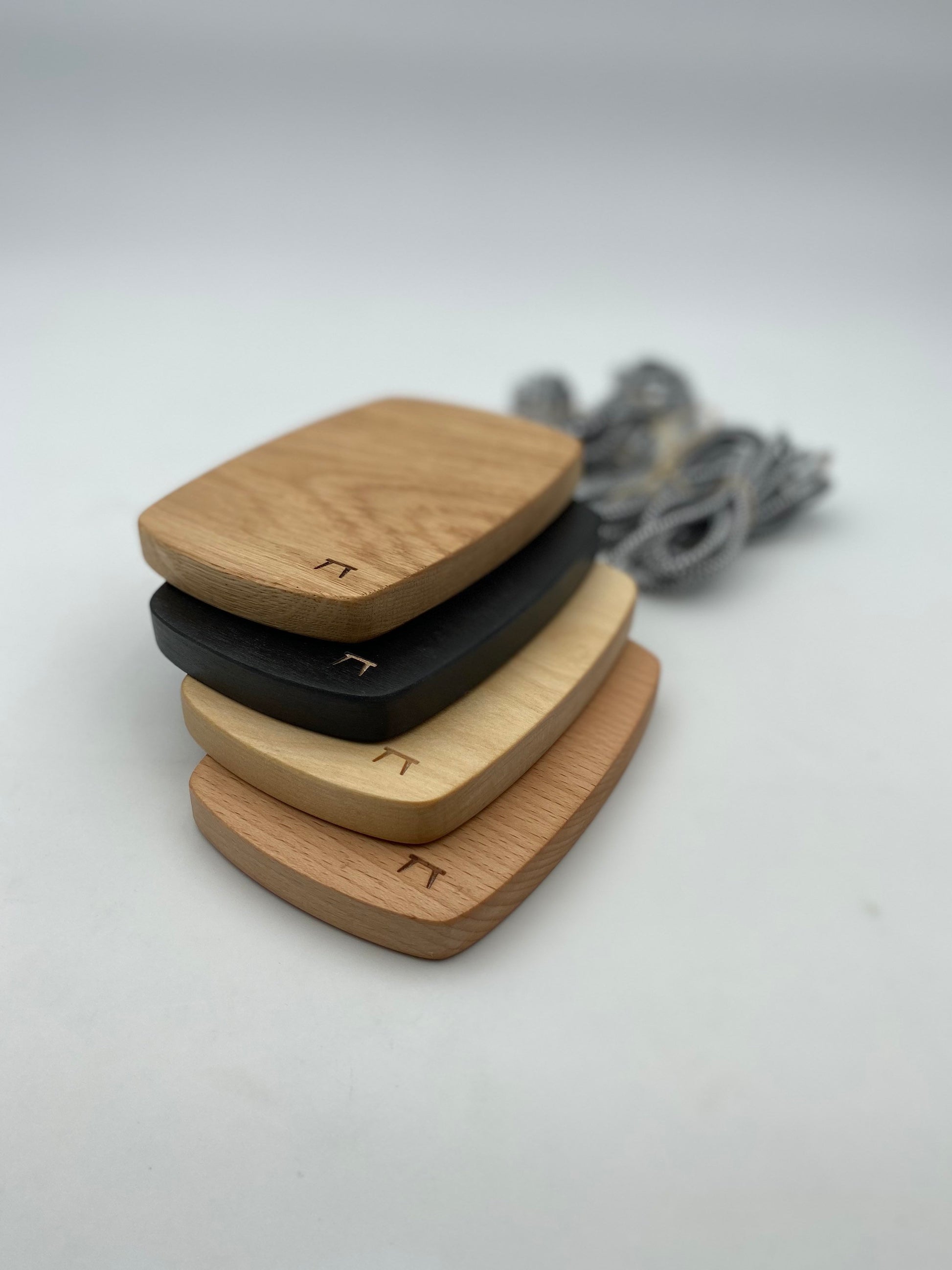 Woody OAK - 15 Watt Wireless Charger - Handmade - als Geschenk zum Geburtstag für Papa, Bruder, Schwester oder Onkel