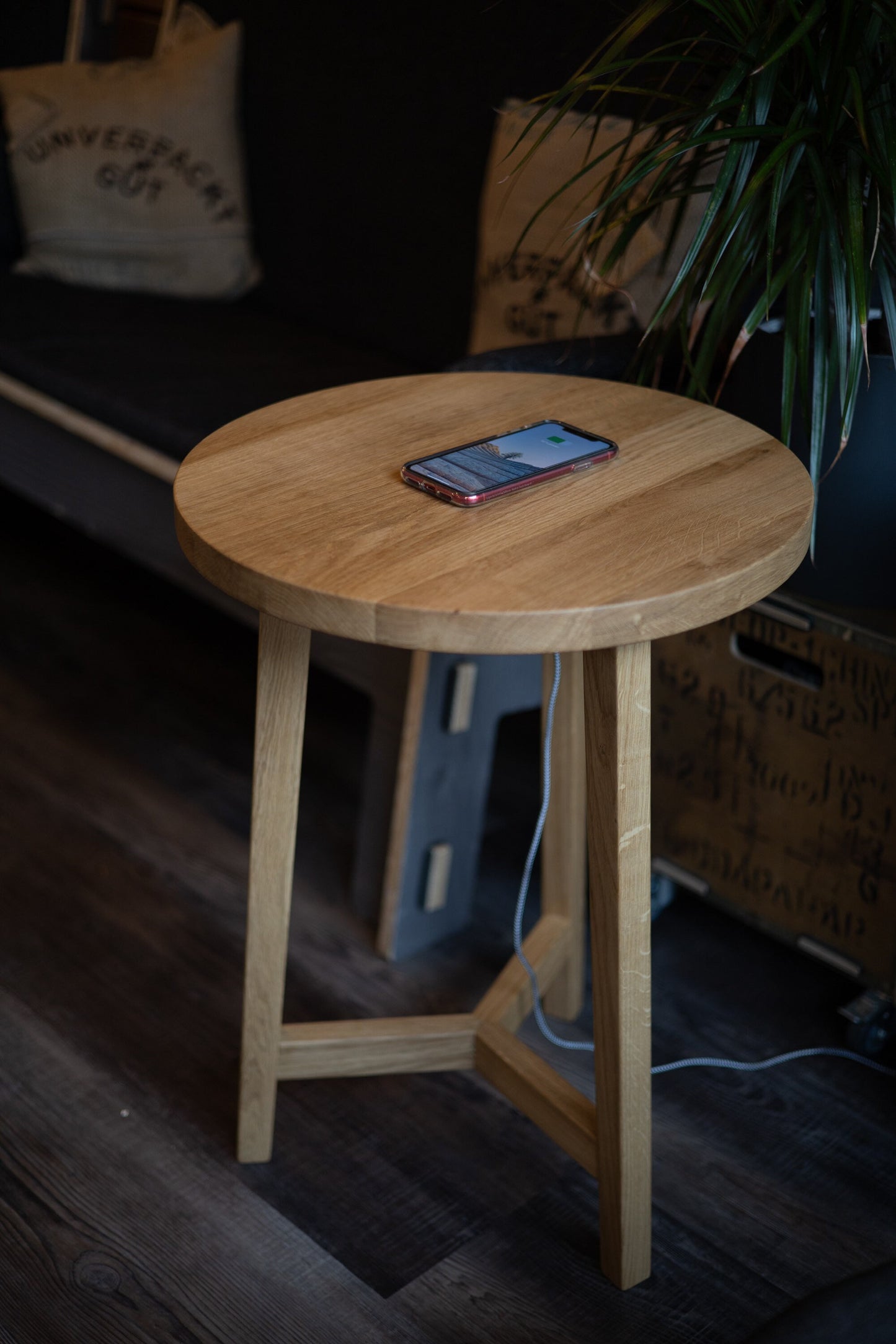 Stylischer Handmade Beistelltisch LEVI mit integriertem 15 Watt Wirelesscharger auch Eichenholz