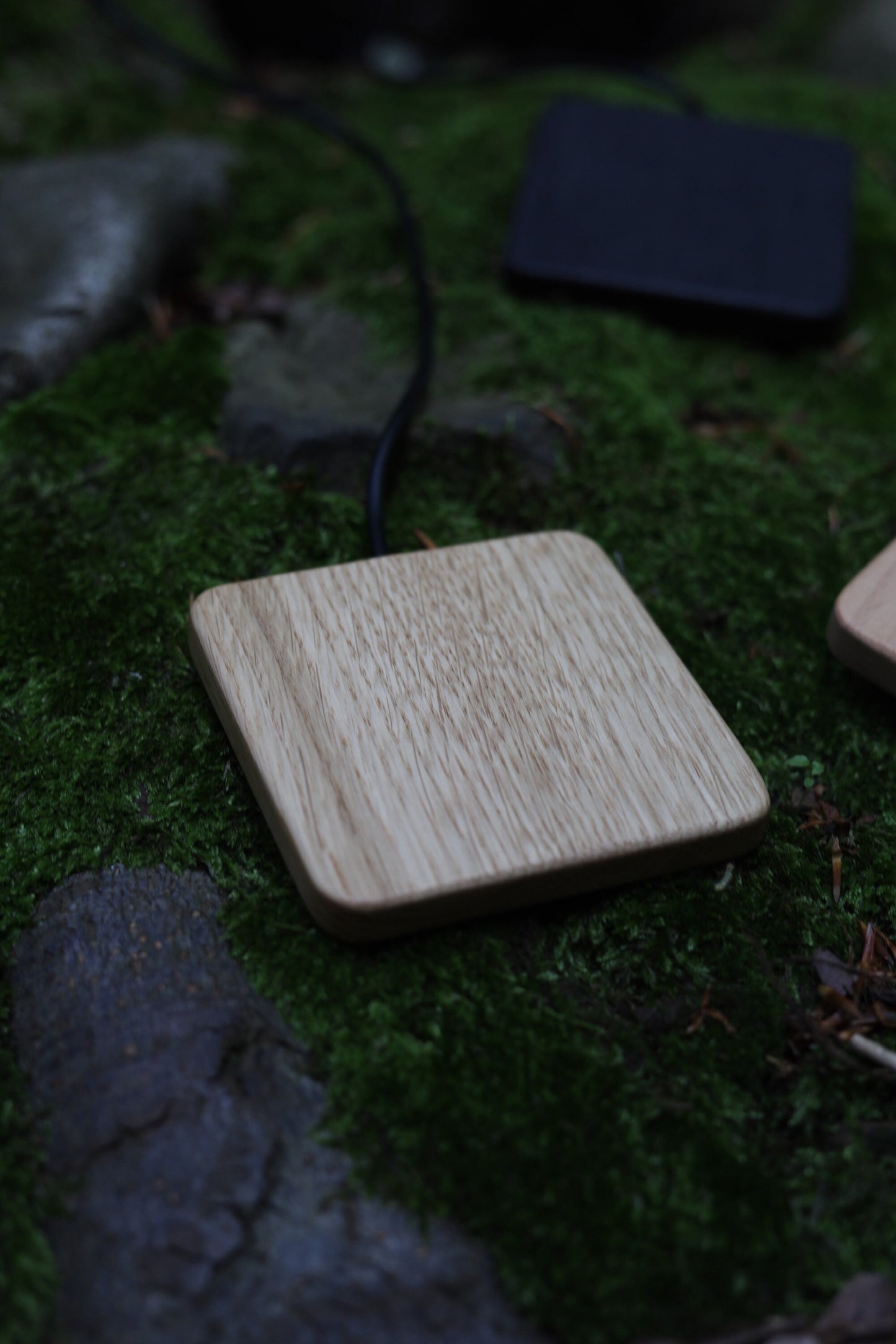 Woody OAK s - 15 Watt Wireless Charger - Handmade - als Geschenk zum Geburtstag für Papa, Bruder, Schwester oder Onkel