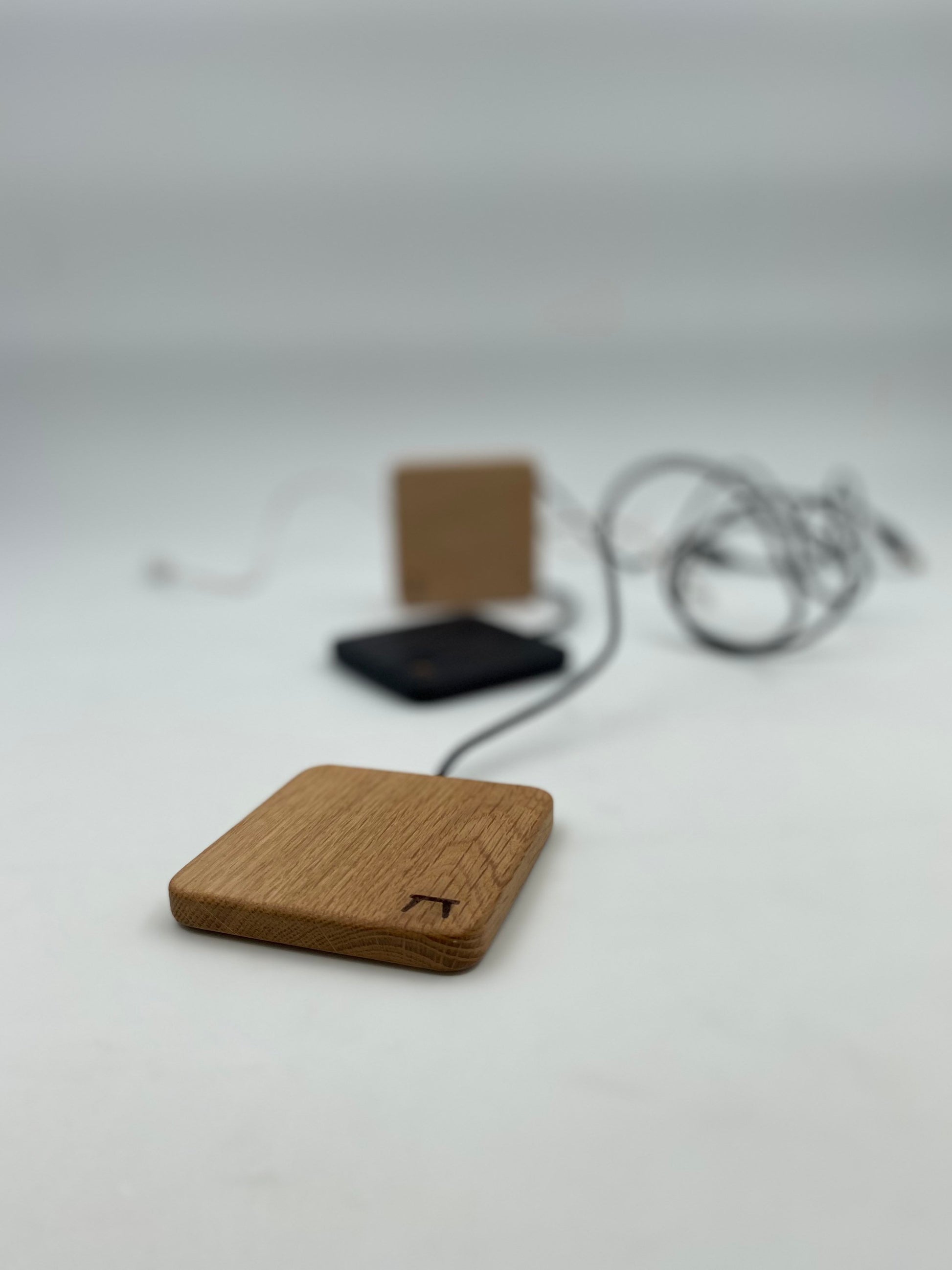 Woody OAK s - 15 Watt Wireless Charger - Handmade - als Geschenk zum Geburtstag für Papa, Bruder, Schwester oder Onkel