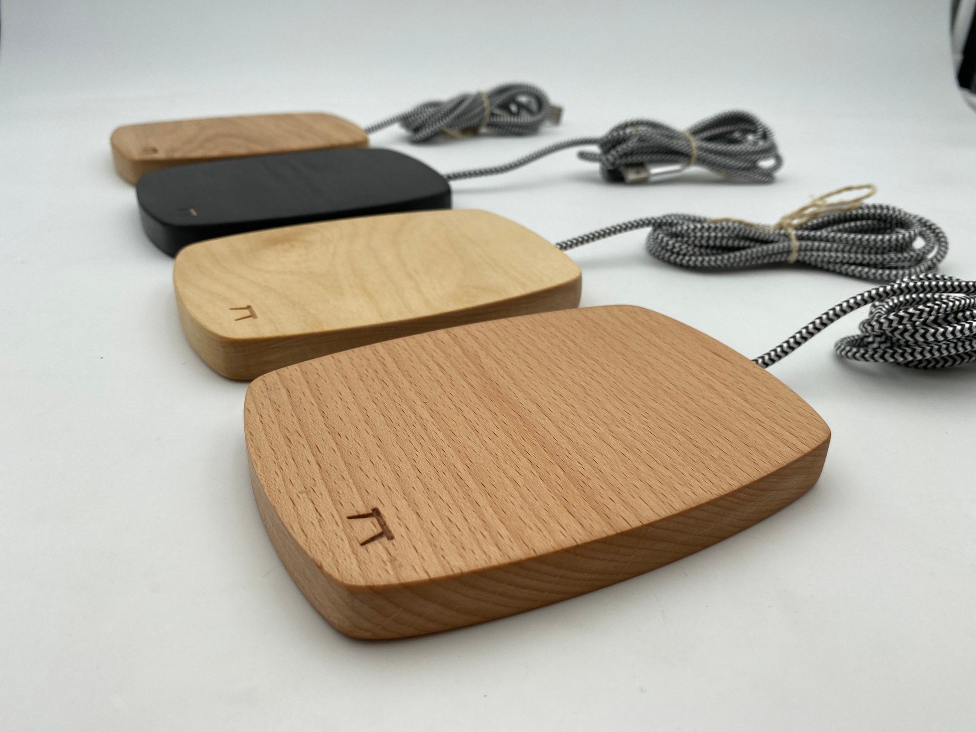 Woody BEECH - 15 Watt Wireless Charger - Handmade - als Geschenk zum Geburtstag für Papa, Bruder, Schwester oder Onkel