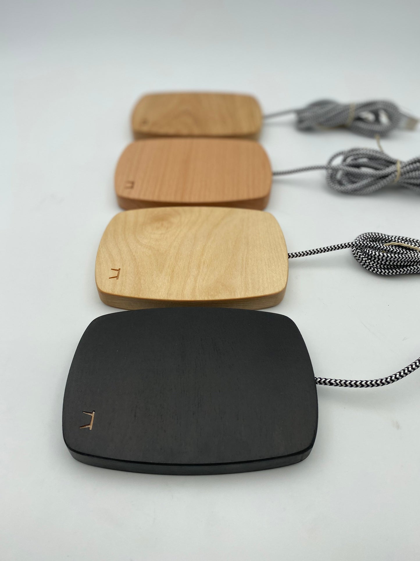 Woody OAK - 15 Watt Wireless Charger - Handmade - als Geschenk zum Geburtstag für Papa, Bruder, Schwester oder Onkel