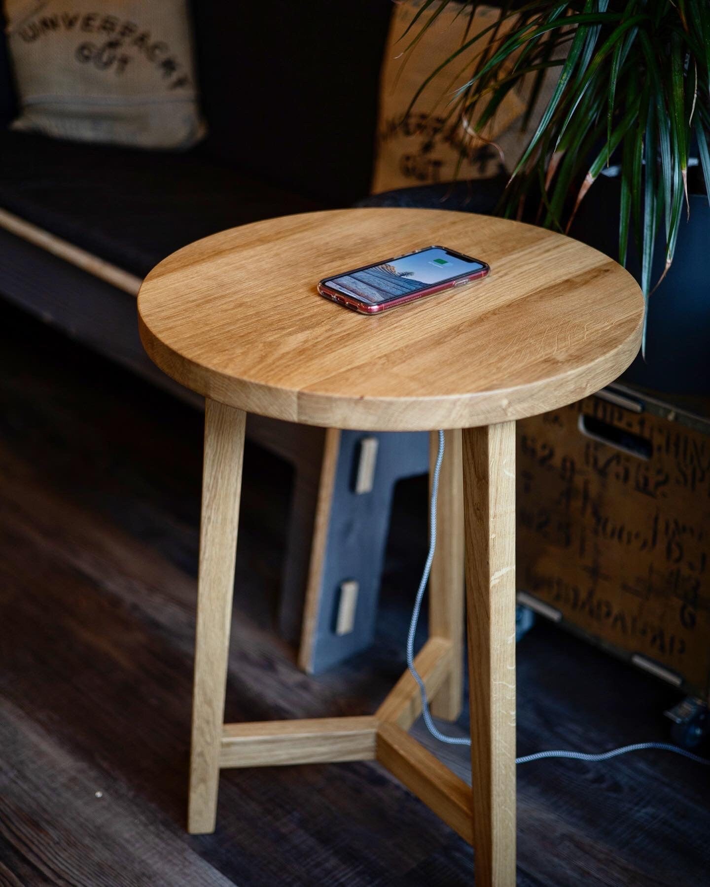 Stylischer Handmade Beistelltisch LEVI mit integriertem 15 Watt Wirelesscharger auch Eichenholz