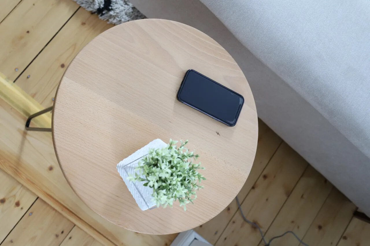 Smart Couchtisch LIZA mit integriertem 15 Watt Highspeed Wirelesscharger für Iphone, Samsung, Huawei etc.